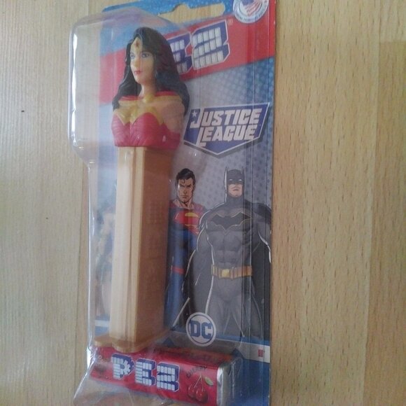 💲2⃣▶▶Wonder Woman PEZ Dispenser - Red and Tan - Picture 4 of 4